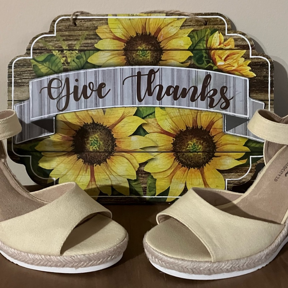 Life Stride Velocity 2.0, Go For It, off-white canvas espadrille wedge. Sz 9M